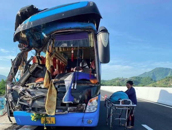 Two dead, six injured in Khanh Hoa coach accident